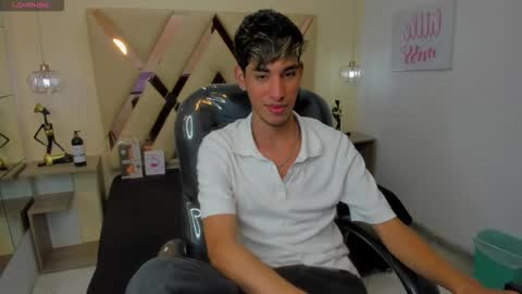 Snapshot of ferphoenix_ chatting on 10.18.25 FER PHOENIX online show from 10.18.25