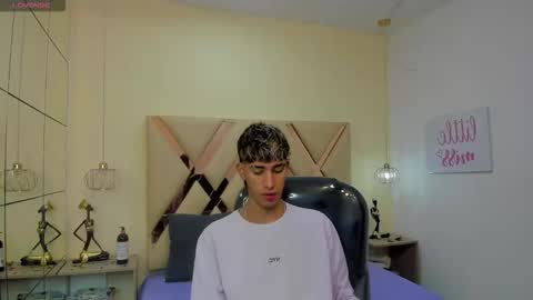 Snapshot of ferphoenix_ chatting on 10.31.25 FER PHOENIX online show from 10.31.25