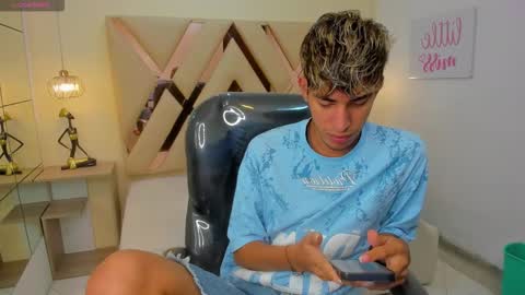 Snapshot of ferphoenix_ chatting on 11.20.25 FER PHOENIX online show from 11.20.25