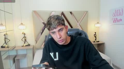 Snapshot of ferphoenix_ chatting on 11.25.25 FER PHOENIX online show from 11.25.25