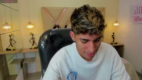 Snapshot of ferphoenix_ chatting on 11.27.25 FER PHOENIX online show from 11.27.25