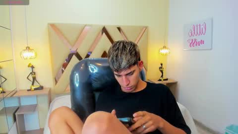 Snapshot of ferphoenix_ chatting on 11.28.25 FER PHOENIX online show from 11.28.25