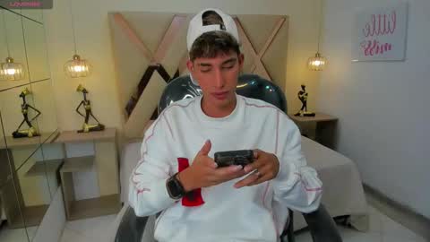 Snapshot of ferphoenix_ chatting on 12.01.25 FER PHOENIX online show from 12.01.25