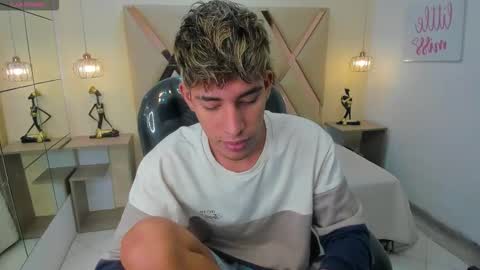 Snapshot of ferphoenix_ chatting on 12.03.25 FER PHOENIX online show from 12.03.25