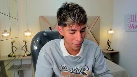 Snapshot of ferphoenix_ chatting on 12.21.25 FER PHOENIX online show from 12.21.25