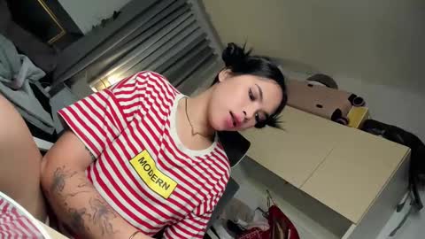 Snapshot of filipina_demure chatting on 12.14.24 Sandy online show from 12.14.24