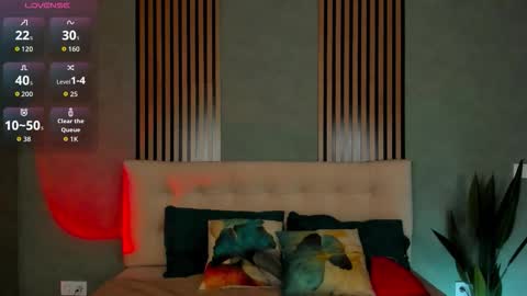 im Linda please give me thumbs up online show from 12.20.25