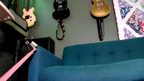 Snapshot of flanneldong chatting on 11.27.25 Flannel Dong online show from 11.27.25