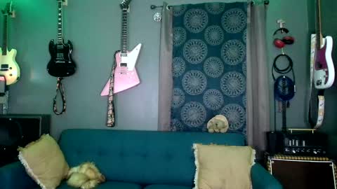 Snapshot of flanneldong chatting on 11.29.25 Flannel Dong online show from 11.29.25