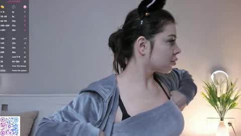 Snapshot of flirtbubble chatting on 12.15.25 Doloras online show from 12.15.25