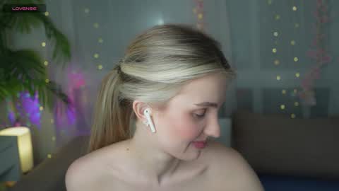 Snapshot of fluffy_angel chatting on 01.20.25 Adeline online show from 01.20.25