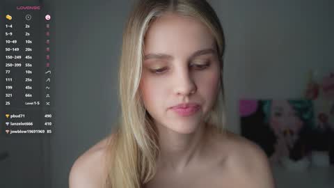 Snapshot of fluffy_angel chatting on 01.28.25 Adeline online show from 01.28.25