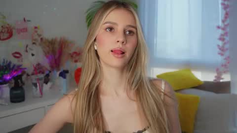 Snapshot of fluffy_angel chatting on 03.12.25 Adeline online show from 03.12.25