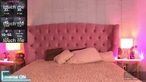 Mia online show from 10.15.25