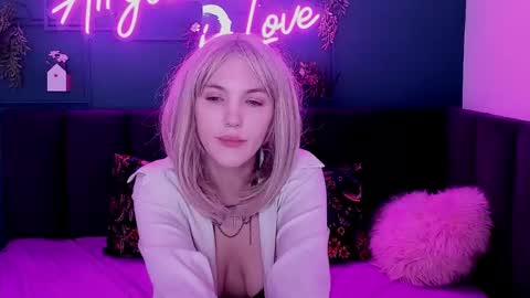 Snapshot of fluffy_monica chatting on 03.04.25 Monica online show from 03.04.25