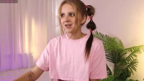 Snapshot of fluffy_waffles chatting on 09.12.25 LilLisa online show from 09.12.25