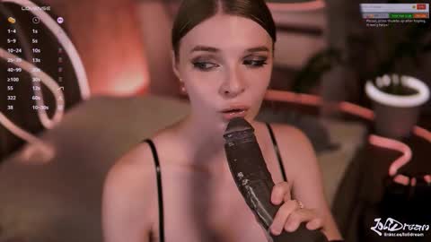 Snapshot of fluffyellie chatting on 09.18.25 ask me online show from 09.18.25