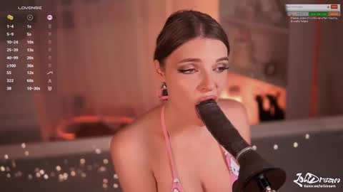 Snapshot of fluffyellie chatting on 10.17.25 ask me online show from 10.17.25