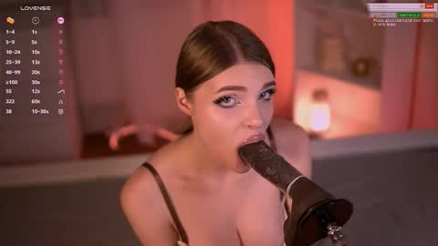 Snapshot of fluffyellie chatting on 10.28.25 ask me online show from 10.28.25