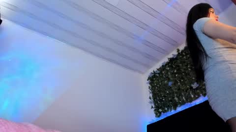 Snapshot of flylia_ chatting on 02.17.25 lia online show from 02.17.25