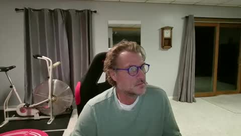 Snapshot of foodforcatfists chatting on 12.04.25 foodforcatfists online show from 12.04.25