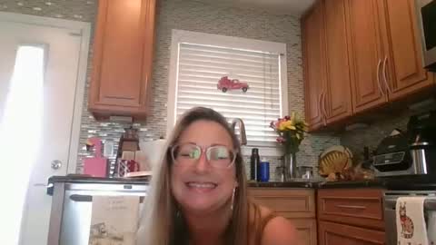 Snapshot of forevermilfxoxo chatting on 02.18.25 Aleesa online show from 02.18.25