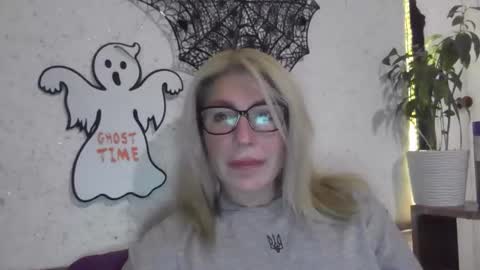 fox_red_lady7 online show from 10.30.25