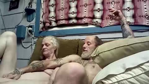 Snapshot of foxbodydave chatting on 12.05.25 foxbodydave online show from 12.05.25