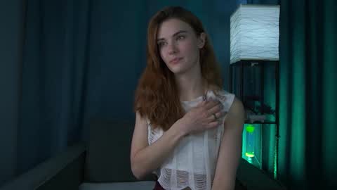 Snapshot of foxy_cute4you chatting on 11.19.25 Eva online show from 11.19.25