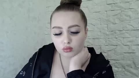 Snapshot of foxyflaree chatting on 12.01.25 Alice online show from 12.01.25