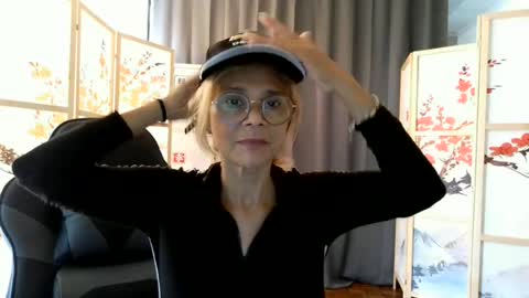 Snapshot of francelune chatting on 06.20.26 francelune online show from 06.20.26