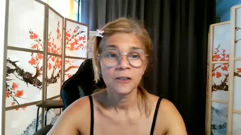 Snapshot of francelune chatting on 06.23.26 francelune online show from 06.23.26