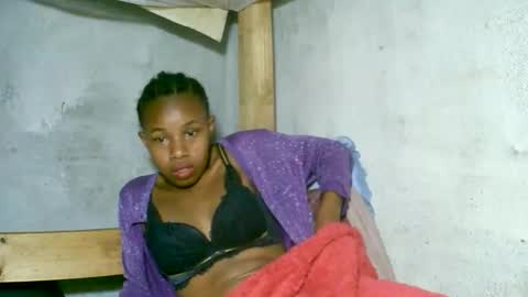 Snapshot of franciefrancie chatting on 12.04.25 francilla online show from 12.04.25