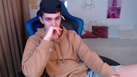 Snapshot of frank_mooree chatting on 12.04.24 Frank online show from 12.04.24