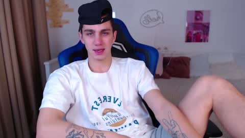 Snapshot of frank_mooree chatting on 12.08.24 Frank online show from 12.08.24