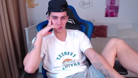 Snapshot of frank_mooree chatting on 12.08.24 Frank online show from 12.08.24