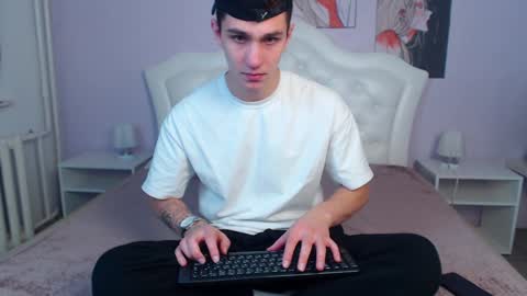 Snapshot of frank_mooree chatting on 12.10.24 Frank online show from 12.10.24