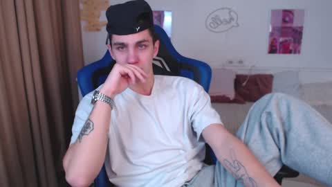 Snapshot of frank_mooree chatting on 12.11.24 Frank online show from 12.11.24