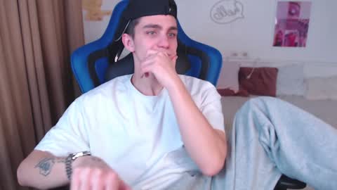 Snapshot of frank_mooree chatting on 12.11.24 Frank online show from 12.11.24