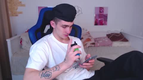 Snapshot of frank_mooree chatting on 01.06.25 Frank online show from 01.06.25