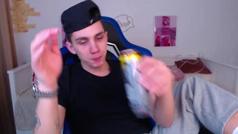 Snapshot of frank_mooree chatting on 01.07.25 Frank online show from 01.07.25