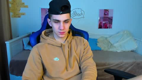 Snapshot of frank_mooree chatting on 02.08.25 Frank online show from 02.08.25