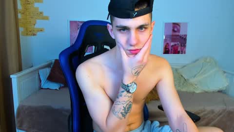 Snapshot of frank_mooree chatting on 02.08.25 Frank online show from 02.08.25