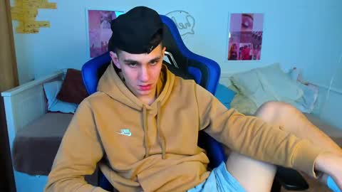 Snapshot of frank_mooree chatting on 02.09.25 Frank online show from 02.09.25