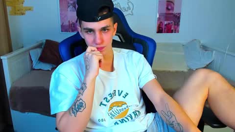 Snapshot of frank_mooree chatting on 02.10.25 Frank online show from 02.10.25