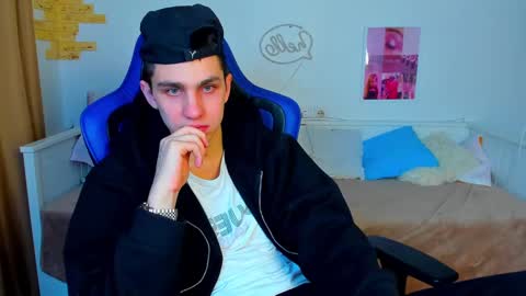 Snapshot of frank_mooree chatting on 03.07.25 Frank online show from 03.07.25