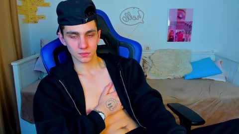 Snapshot of frank_mooree chatting on 03.07.25 Frank online show from 03.07.25