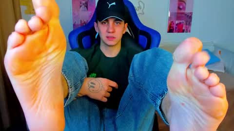 Snapshot of frank_mooree chatting on 03.08.25 Frank online show from 03.08.25