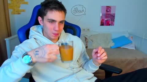 Snapshot of frank_mooree chatting on 03.09.25 Frank online show from 03.09.25