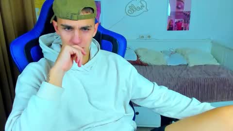 Snapshot of frank_mooree chatting on 09.10.25 Frank online show from 09.10.25